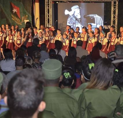 Varios temas musicales, interpretados con la solemnidad que implica la fecha, conformaron las honras al Comandante en Jefe