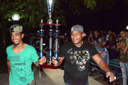 Los campeones festejaron con su pueblo toda la noche del domingo.