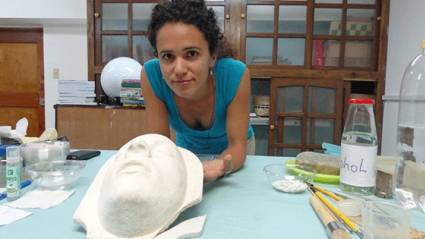 Tras un minucioso trabajo de restauración se muestra por vez primera públicamente la mascarilla mortuoria de Julio Antonio Mella en el Aula Magna de la Universidad de La Habana