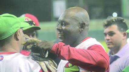 Danel Castro amenizó la fiesta con un jonronazo de leyenda que empató la final a tres victorias por bando