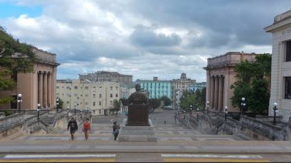 La institución, abierta a la sociedad, tiene hoy más de 30 000 estudiantes