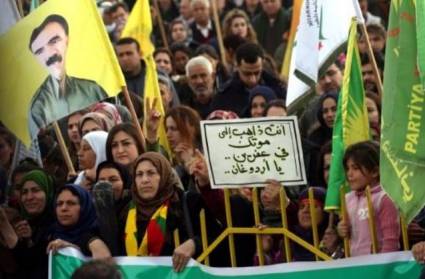 Unos sirios kurdos se manifiestación en la ciudad de Amuda contra la operación militar de Turquía el 21 de enero de 2018