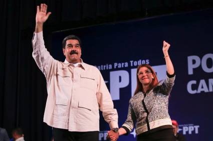 Maduro, junto a su esposa Cilia Flores