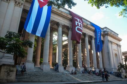 Jóvenes cubanos en la UH