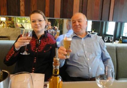 Serguéi Skripal, un excoronel de la inteligencia militar rusa aquí con su hija Yulia, fue condenado en Rusia en 2006 por cargos de espionaje para la agencia de inteligencia británica MI6