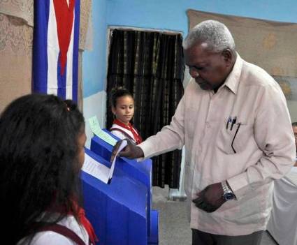 Esteban Lazo ejerce su voto por Cuba y su proceso revolucionario