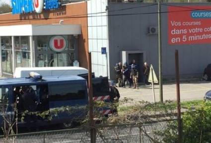 La zona perimetral del supermercado donde permanecen los rehenes está rodeada por la policía.