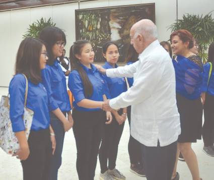 Machado Ventura saludó e intercambió con los jóvenes vietnamitas, quienes como los cubanos deben manter viva la llama de la hermandad.
