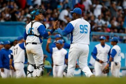 Frank Camilo y Erly, dos integrantes del equipo Cuba que jugarán en Italia.