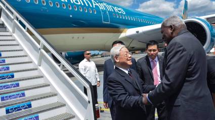 Esteban Lazo recibió a Nguyen Phu  Trong en el Aeropuerto