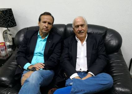 Los exmandatarios posando en un cómodo butacón negro de los salones de protocolo del aeropuerto internacional José Martí