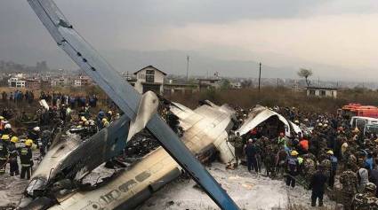 Después del choque con el suelo, la aeronave se salió de la pista hacia un campo de fútbol y se incendió