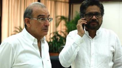 Márquez (a la derecha) y De la Calle fueron los negociadores en La Habana por la FARC y el Gobierno.