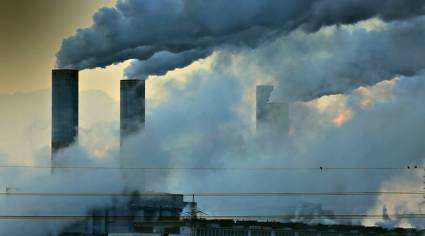 Contaminación atmosférica es la presencia en el aire de materias o formas de energía que implican riesgo, daño o molestia grave para las personas y bienes de cualquier naturaleza