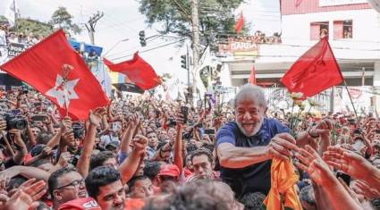 Lula, entre flores y aclamos