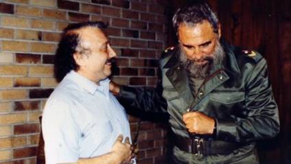 Periodista italiano Félix Elmuza junto a Fidel.