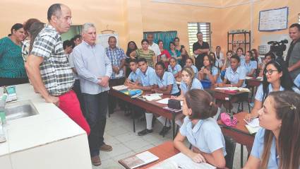 El Presidente de los Consejos de Estado y de Ministros sostuvo amenos diálogos con estudiantes y profesores.