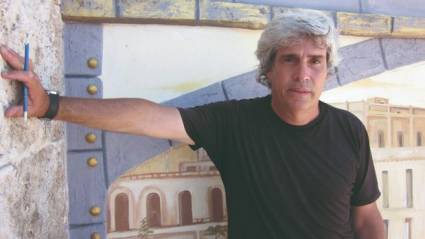 El artista matancero Jesús Alberto Mederos Martínez trabaja por embellecer la ciudad de Matanzas en su 325 aniversario.
