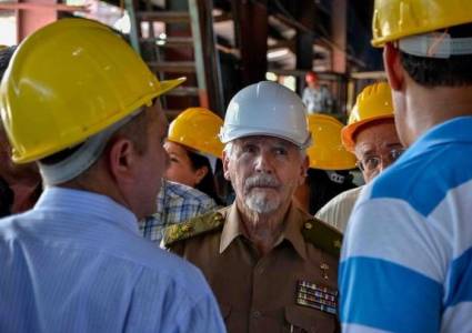 Ramiro Valdés examina marcha de parques eólicos .jpg