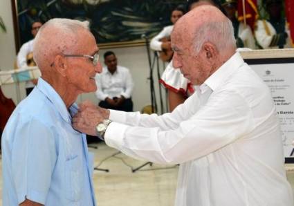 Machado Ventura condecora a campesinos cubanos.jpg