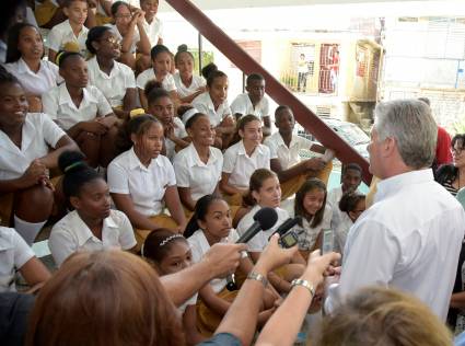 En la escuela secundaria Armando García Aspuru, situada en el Consejo Popular Chicharrones, el presidente cubano intercambio con los estudiantes