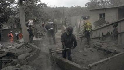 Búsqueda de cuerpos de los desaparecidos tras erupción de volcán de Fuego.