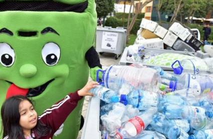 Los materiales reciclables son muchos, e incluyen todo el papel y cartón, el vidrio, los metales ferrosos y no ferrosos