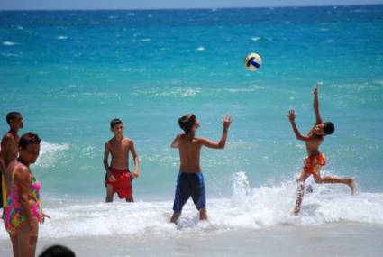 Jóvenes disfrutan del verano en Cuba