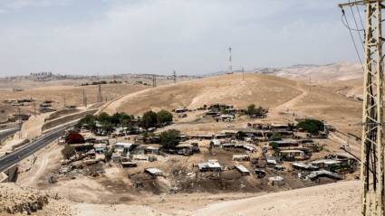 Vista panorámica de la aldea beduina de Khan al-Ahmar desde una colina cercana.
