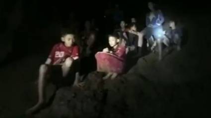 Niños atrapados en cueva de Tailandia