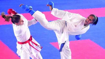 Cirelys Martínez (a la derecha en la foto) aportó el primer oro a Cuba en karate.