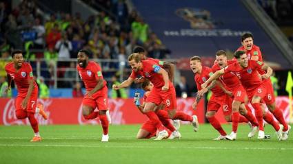 Los ingleses celebran la agónica victoria en penales frente a Colombia