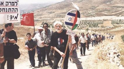 Avnery encabezando una marcha