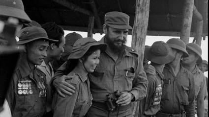 Fidel con la heroína Ta Thi Kleu.