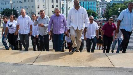 A media mañana, el Jefe de Estado llegó a la Universidad de La Habana, donde ascendió junto a los estudiantes los 88 peldaños de la histórica Escalinata