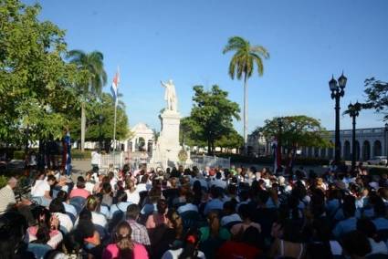 La juventud renueva el compromiso con sus héroes