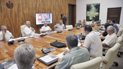 Presidente Díaz Canel se reune con funcionarios del MINSAP.jpg