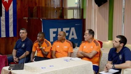 Guilherme Torres (extremo derecho) durante la clínica realizada en La Habana con entrenadores cubanos.