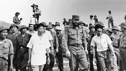 Septiembre de 1973. El líder cubano recorre Quang Tri, provincia recién liberada del sur vietnamita. Xuan Phong va al lado de Fidel, a su izquierda.