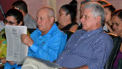 Comparte Díaz-Canel con vecinos en análisis del Proyecto de Constitución