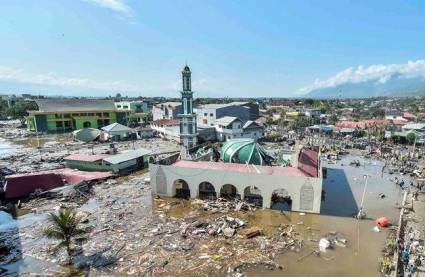 Autoridades en Indonesia confirmaron este lunes que más de un millar de personas murieron por el poderoso terremoto