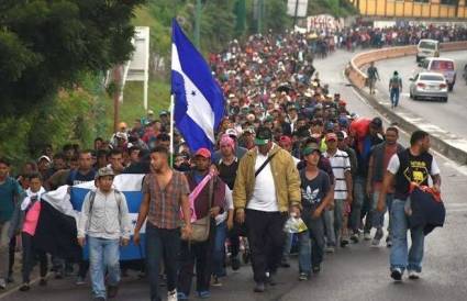 En medio de un despliegue policial, cientos de integrantes de la caravana de migrantes viajan rumbo a EE.UU.