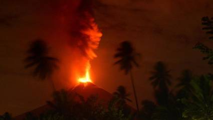 El volcán arroja cenizas a más de dos kilómetros de distancia