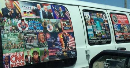 El detenido vive en este van y las gráficas que lo adornan dicen de su predilección por Trump.
