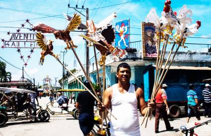 Vendedor ambulante en las parrandas de Chambas, Ciego de Ávila