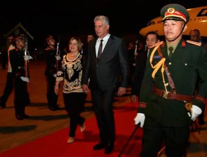 Llegada a Laos del Presidente cubano