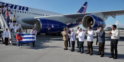 El Primer Secretario del Comité Central del Partido Comunista de Cuba, General de Ejército Raúl Castro Ruz, abrazó a los 201 colaboradores que regresaron a Cuba