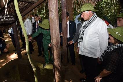 Visita del presidente cubano a Cu Chí