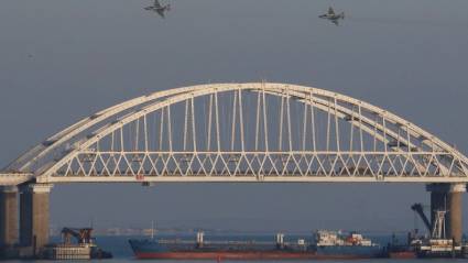 Aviones de combate rusos sobrevuelan el puente que conecta al territorio continental ruso con la península de Crimea.