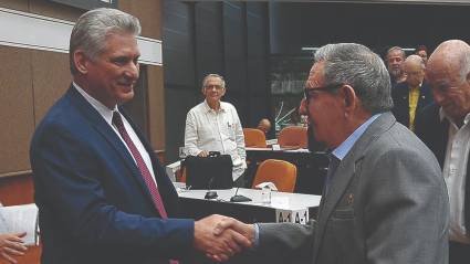 Los parlamentarios cubanos, en presencia del General de Ejército, Raúl Castro Ruz, Primer Secretario